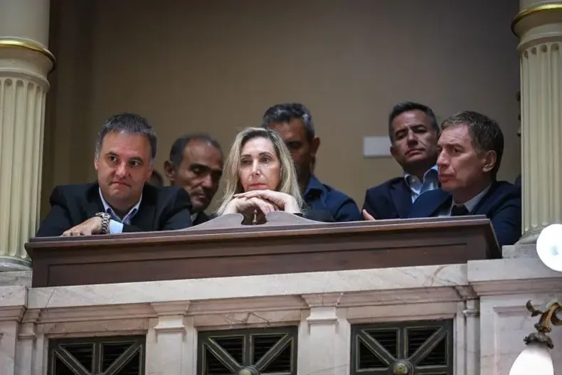 Karina Milei en el palco del Senado con Manuel Adorni y Diego Santilli La jefa libertaria Patricia Bullrich no consigue los votos para eliminar las PASOnbsp