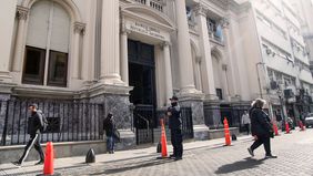 El Banco Central gotea dólares