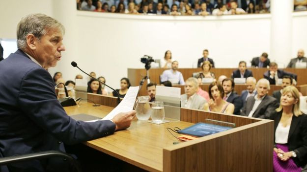 Jatón en el Concejo: grageas de pastor y palos al “abandono” que dejó Corral