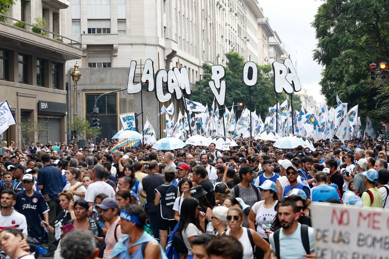 AVanza la columna de La Cámpora que marchó desde la ex-Esma.&nbsp;&nbsp;(Foto: Victoria Gesualdi)