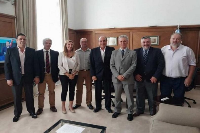 Sebastian Etchevehere, Mayda Spiazzi, Fabio Schneider y otros dirigentes en una visita al ministro de Interior Guillermo Francos. El objetivo: avanzar en la formalización del espacio libertario en Entre Ríos.