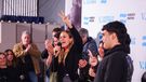 Victoria Tolosa Paz, con los dedos en V.