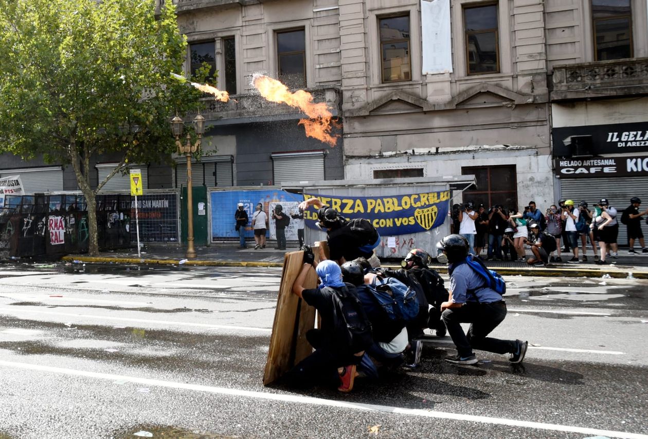 Incidentes frente al Congreso en la marcha contra la reforma laboral.
