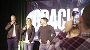 Carolina Losada, secundada por Federico Angelini y Dionisio Scarpin, en el momento que reconoce la derrota la noche de las PASO.