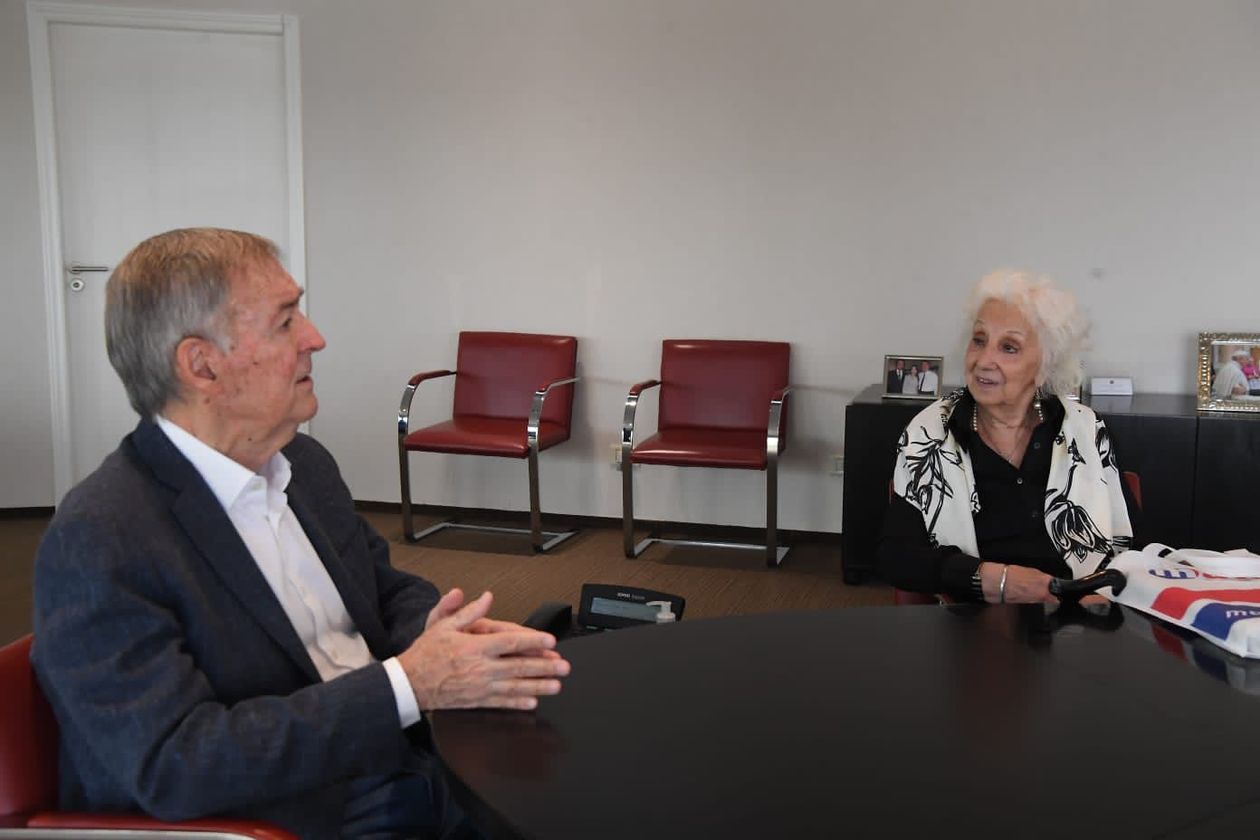 Juan Schiaretti y Estela de Carlotto durante la reunión de este lunes, en Córdoba.&nbsp;