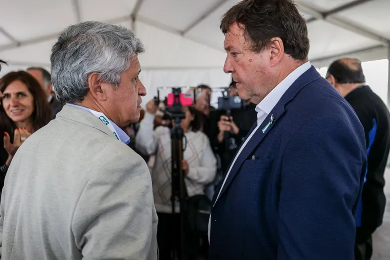 Alejandro Pozas, presidente de la CEB, junto con el gobernador Alberto Weretilneck. El Estado de Río Negro tiene el poder concedente del servicio de electricidad de Bariloche.&nbsp;