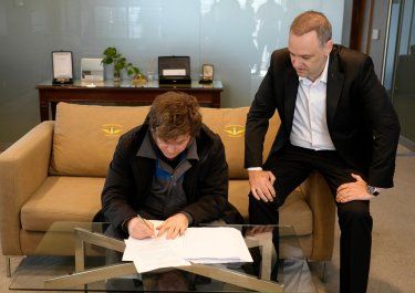 Javier MIlei firmando el proyecto de reforma laboral.&nbsp;