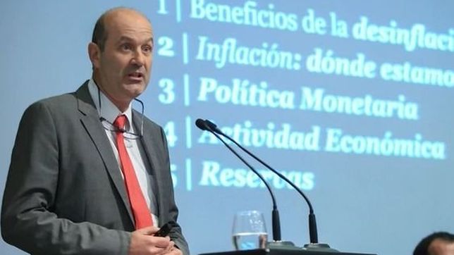 el dolar seguia en baja y perdia 70 centavos respecto del pico del viernes