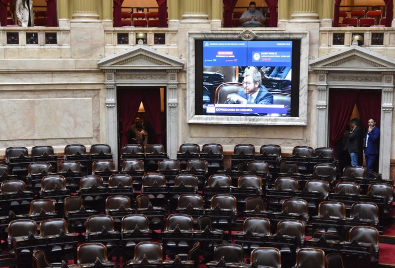 El recinto vacío, con ausencias de bancas referenciadas en los gobernadores Alfredo Cornejo, Martín Llaryora y Rogelio Frigerio.&nbsp;