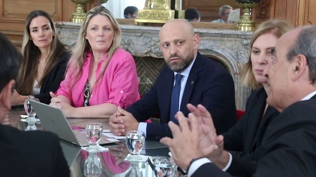 Gustavo Puccini, ministro clave para Maximiliano Pullaro en Santa Fe. A su derecha, Verónica Geese.