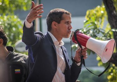 Guaidó encendió la mecha en los cuarteles y se lanzó a un juego a todo o nada