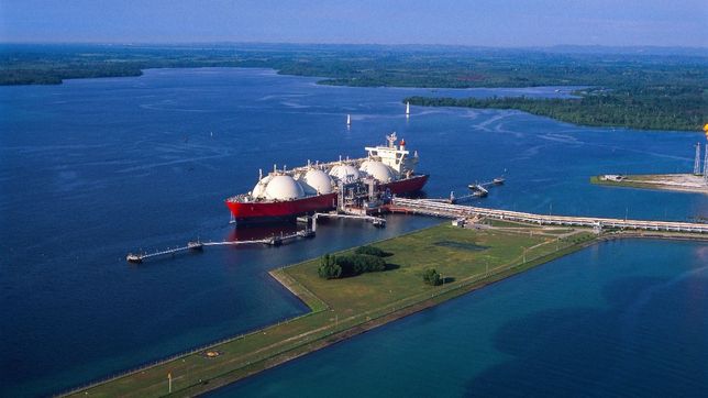 Proyectos emblemáticos como el oleoducto Vaca Muerta Oil Sur y el desarrollo de Argentina GNL atraen inversiones millonarias.