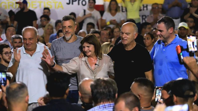 Bullrich y Grindetti durante el lanzamiento del intendente de Lanús.
