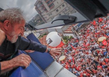 En horas decisivas, Lula negocia su arresto y afirma: “La lucha continúa”