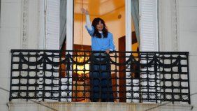 CFK en el balcón del departamento en el que cumple prisión domiciliaria.&nbsp;
