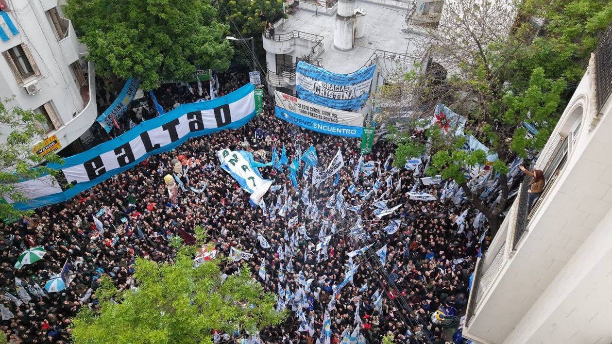 La Cámpora, Libres del Sur, Kolina y el PJ Ciudad se movilizó afuera del departamento de Cristina Kirchner y clamó por su liberación y candidatura en 2027