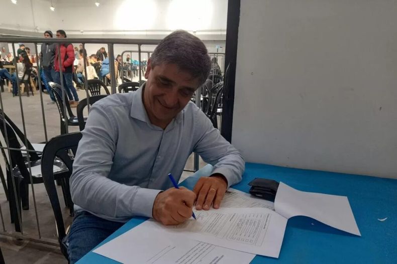 Yedlin firmando en la Junta Electoral su aceptación a la candidatura a diputado nacional.