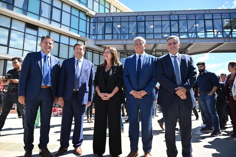 El último acto de peso de Gaido antes de su viaje al exterior, con el gobernador de Río Negro Alberto Weretilneck, la ministra Sandra Petovello, el gobernador Rolo Figueroa y el CEO de YPF Horacio Marín.