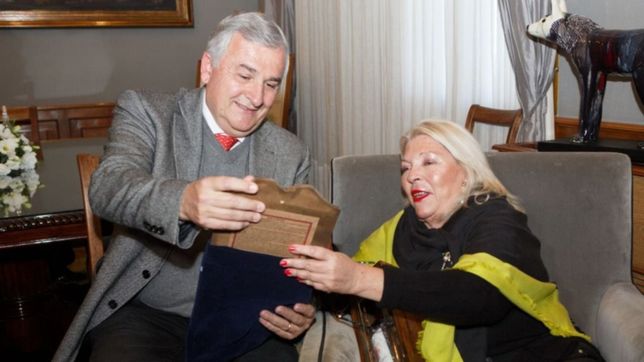 con la pipa de la paz y la unidad, carrio visito a morales en jujuy