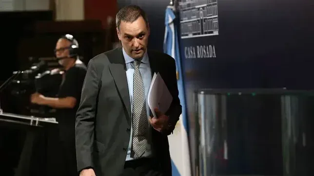 Manuel Adorni, necesita que Javier Milei evite su interpelación.&nbsp;