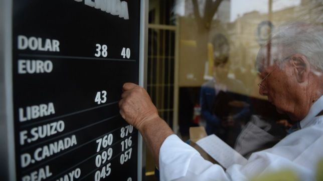 el dolar tuvo un pico de 42 y el peso se devaluo 11% en un dia