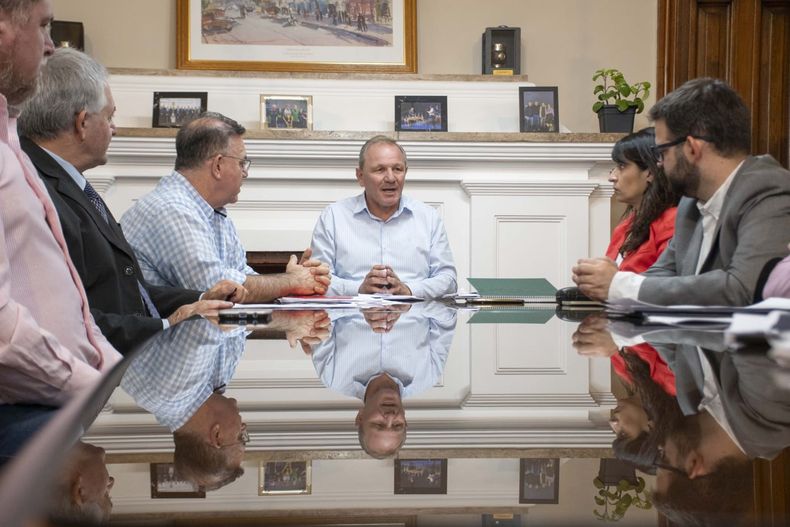 El Intendente de Río Cuarto, Guillermo De Rivas, reunido con los bloques opositores.&nbsp;