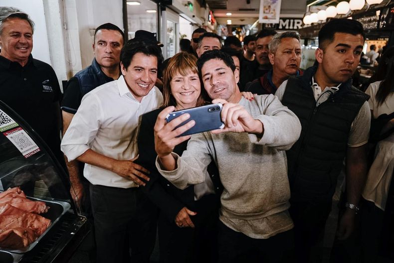 Patricia Bullrich y Gonzalo Roca, recorriendo el Mercado Norte de Córdoba.
