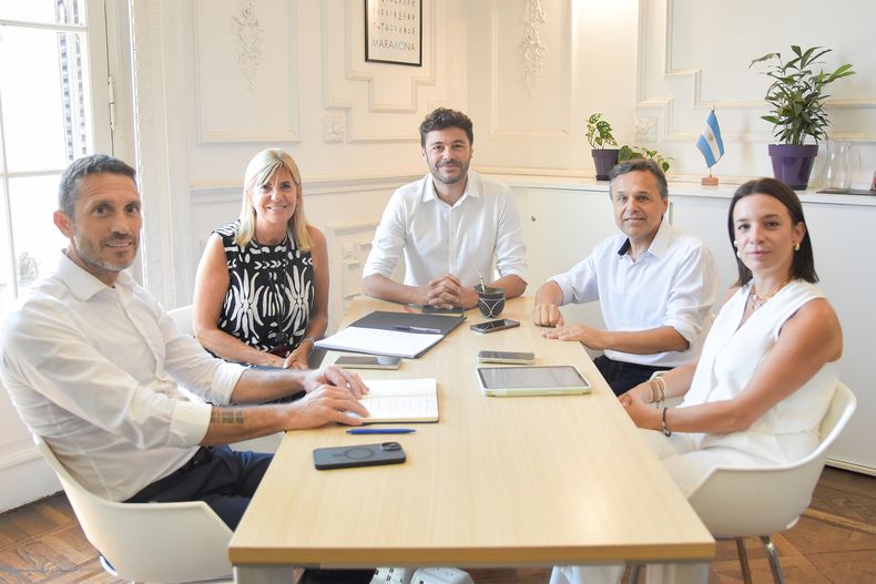 Diego Giuliano junto a los convencionales del PJ de Santa Fe