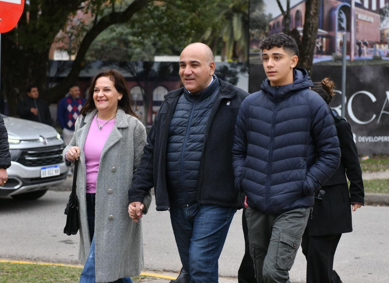 Juan Manzur llega a votar junto a su esposa y sus hijos. Primera vez en 16 años sin ser candidato a nada.