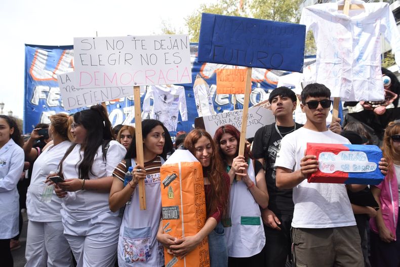 Marcha en apoyo a las universidades y el Garrahan.