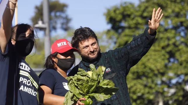 Juan Grabois durante la toma de los terrenos en campos de la familia Etchevehere, en La Paz, Entre Ríos.