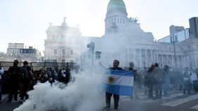 La protesta ampliada de los jubilados en el Congreso. La Argentina de Javier Milei se calienta.