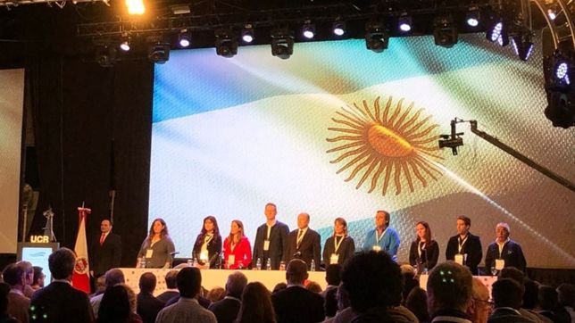 operativo contencion: la cupula de la ucr busca torcer el voto de alfonsin