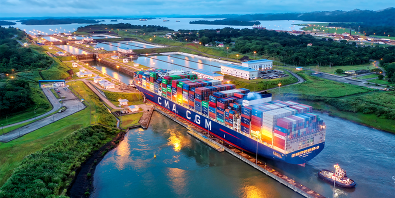 Buque neopanamax en el canal de Panamá.
