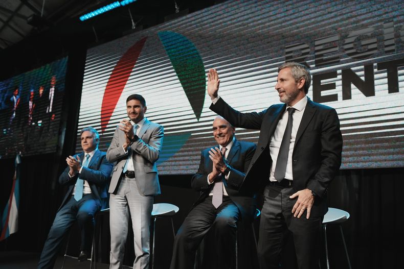 Rogelio Frigerio junto a sus pares de Córdoba y Santa y el ministro Guillermo Frances, este martes, antes de anunciar que demandará al gobierno nacional en la Corte Suprema. 