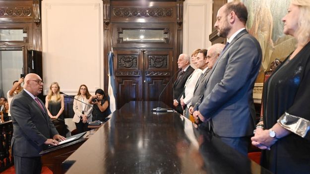 Propuesto por Martín Llaryora, Carlos Lezcano juró como fiscal general de Córdoba