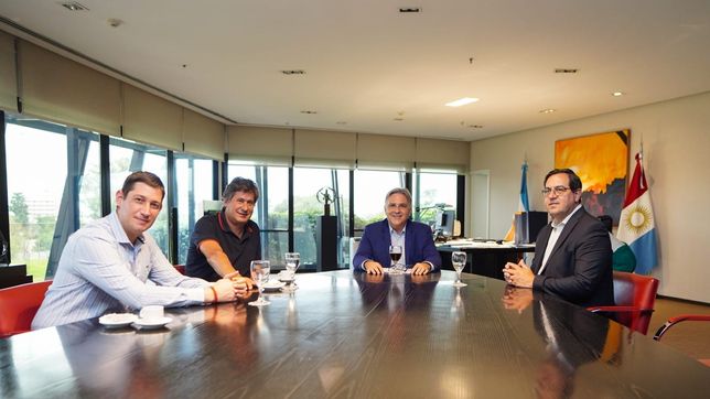 El encuentro de Martin Llaryora, Roly Santacroce y Enrique Vallejos en el despacho del cordobés.