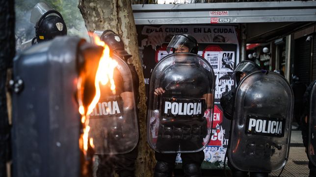 Protesta y represión en la marcha de jubilados e hinchas (Foto Pilar Camacho)