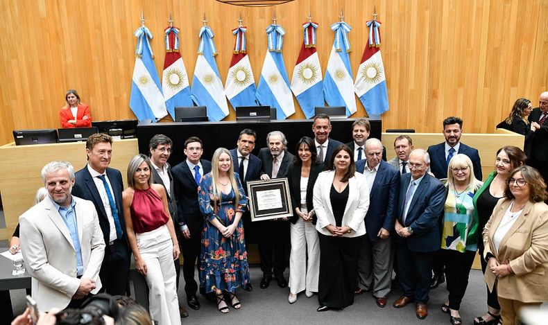 El momento de paz de la Legslatura: el homenaje al juez de la Corte Suprema, Juan Carlos Maqueda.