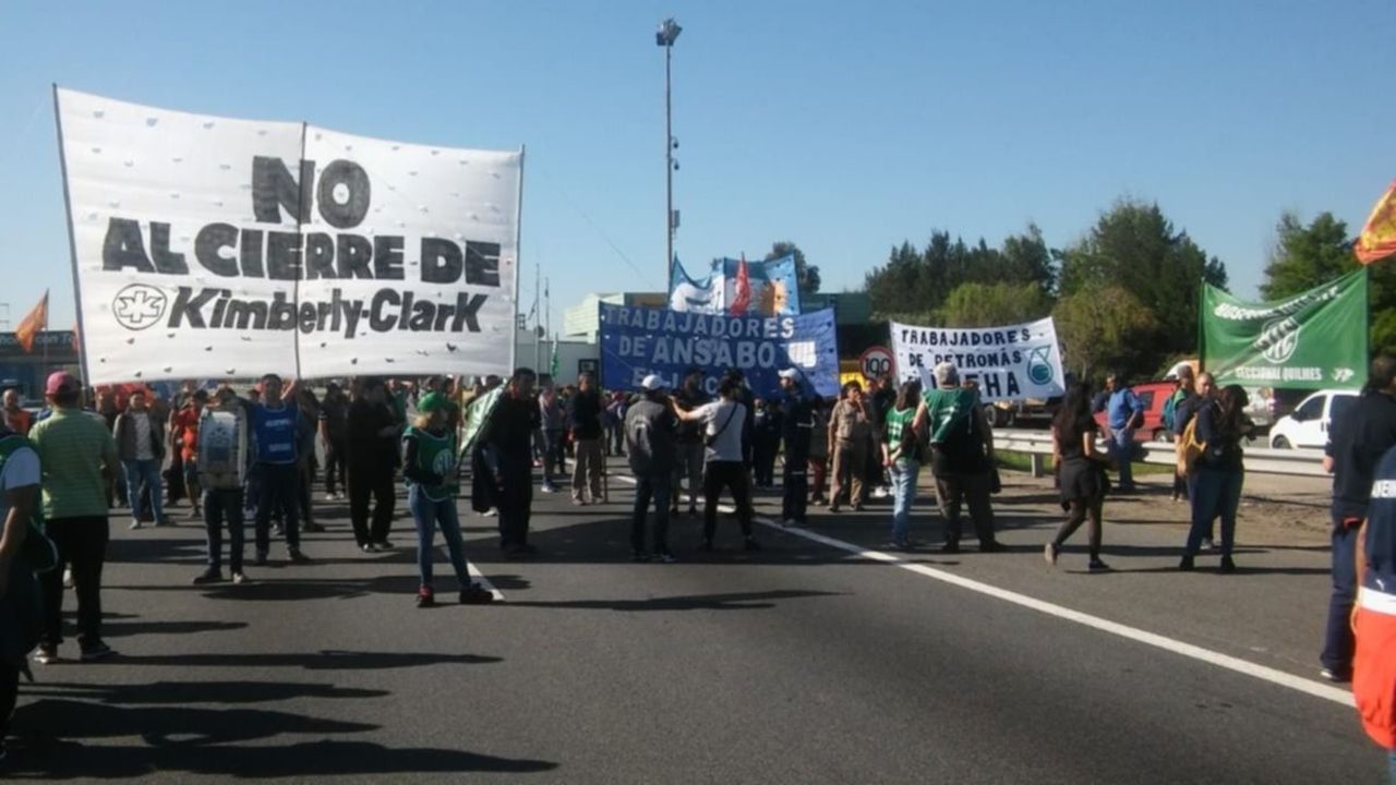 Despedidos de fábricas bonaerenses cortan autopista y piden intervención estatal