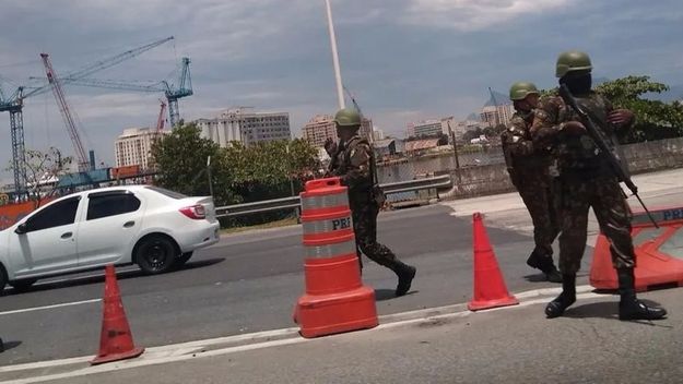 Se enrarece el clima por operativos policiales que complican accesos a las urnas