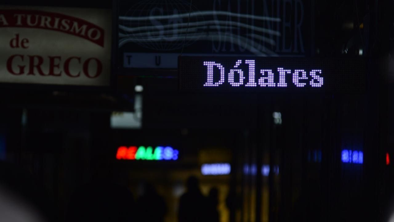 El dólar se mantuvo a $57 y la bolsa se desplomó un 11,5%