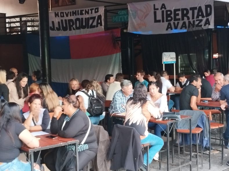Militantes de Javier Milei en un encuentro para juntar adhesiones a La Libertad Avanza.