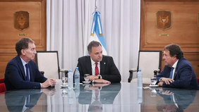 El gobernador Alberto Weretilneck con Diego Santilli y Manuel Adorni.