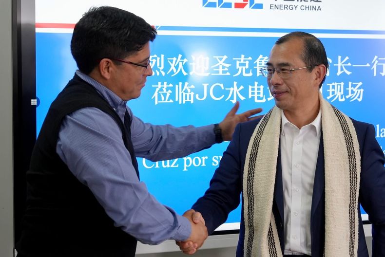 Vidal con Ni Zhen, gerente general de China Energy Engineering Group. 