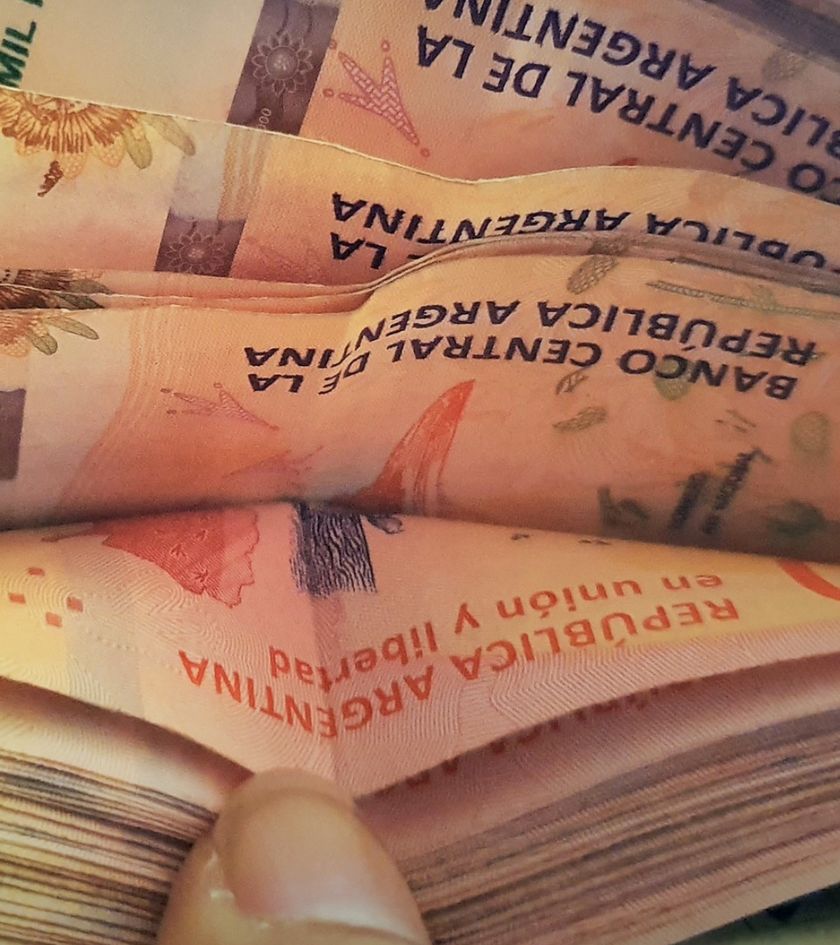 Riesgo Milei: ¿Qué puede hacer la gente para blindar sus pesos?