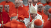Jorge Bergoglio con cardenales que aspiran a ocupar su lugar.