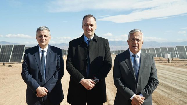 Manuel Adorni, en Mendoza, con el gobernador Alfredo Cornejo y el titular de YPF, Horacio Marín.&nbsp;