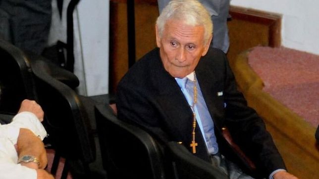 importante repudio a la prision domiciliaria concedida al represor etchecolatz