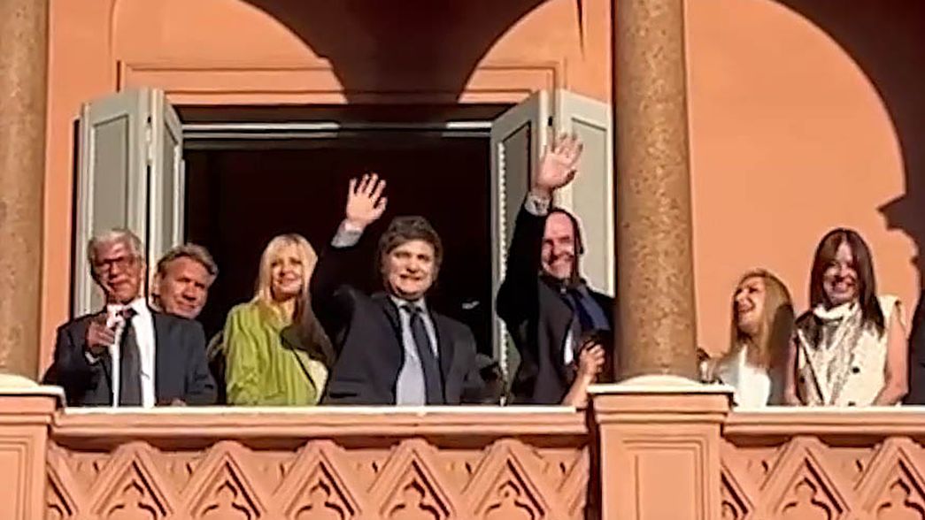 Javier MIlei en el balcón de la Casa Rosada.